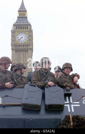 Les membres du club de reconstitution de la Seconde Guerre mondiale 'second Battle Group' vêtus d'uniforme Waffen-SS dans un demi-circuit allemand SdKfz 251 à Parliament Square, Londres.Pour la deuxième fois seulement, la rue était fermée à la circulation pour permettre le tournage d'une nouvelle série documentaire importante de la BBC.* l'invasion, qui examine l'histoire de la défense de la Grande-Bretagne sera présentée par Dan Cruikshank sur BBC2. Banque D'Images