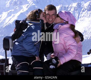 Le duc d'York est embrassé par ses filles la princesse Eugénie (à gauche) et la princesse Beatrice (à droite) lors de vacances de ski dans les Alpes suisses. Le duc et la duchesse de York célébraient la princesse Eugénie lors de son examen d'entrée commune. * le succès de l'examen d'Eugenie, âgée de dix ans, signifie qu'elle s'inscrira maintenant dans une école privée près du château de Windsor. Le duc et la duchesse divorcés ont été réunis dans leur station alpine suisse préférée et ont posé pour des photos avec Beatrice et Eugénie qui a 11 ans en mars. Banque D'Images