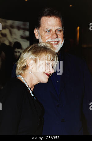 Le réalisateur Taylor Hackford arrive avec son épouse l'actrice Heleb Mirren pour la première de son film « Proof of Life » au Warner West End de Leicester Square à Londres. Banque D'Images