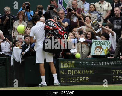 Roger Federer, de Suisse, signe des autographes après avoir battu Novak Djokovic de Serbie lors du 11 e jour des Championnats de Wimbledon 2012 au All England Lawn tennis Club, Wimbledon. Banque D'Images