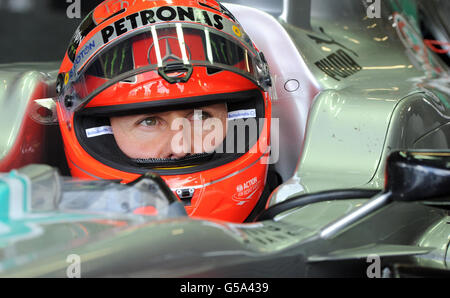 Le pilote Mercedes AMG Petronas Michael Schumacher dans le garage lors de la troisième session d'entraînement du Grand Prix britannique au circuit Silverstone, Silverstone. Banque D'Images
