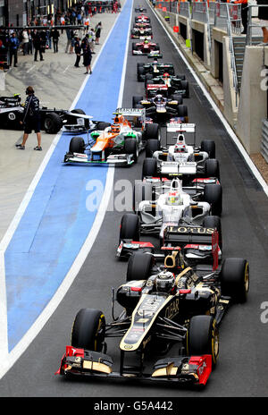 Kimi Raikkonen de Lotus Renault mène les autres pilotes lors de la troisième session d'entraînement du Grand Prix britannique sur le circuit Silverstone, Silverstone. Banque D'Images