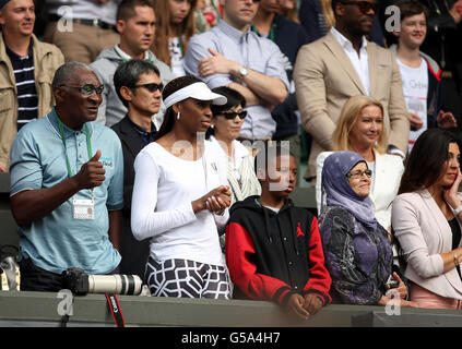 Richard et venus Williams, père et sœur (à gauche) de la Serena Williams aux États-Unis célèbrent sa victoire sur Agnieszka Radwanska en Pologne lors de la finale des célibataires pour femmes du 12 e jour des Championnats de Wimbledon 2012 au All England Lawn tennis Club, Wimbledon. Banque D'Images