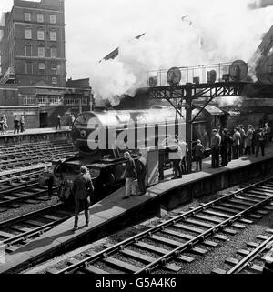 THE FLYING SCOTSMAN: La locomotive Flying Scotsman, pendant des années une vue familière sur la course d'Édimbourg, quitte la gare de Paddington, Londres, à la tête d'un train spécial pour commémorer le 20e anniversaire de la Journée du VE. Le train fait un aller-retour à Godowen, Shropshire. Banque D'Images