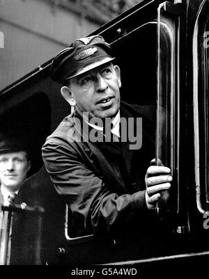 Le chauffeur S. Tappin d'Islington, Londres, regardant à l'extérieur du taxi du conducteur de l'Elizabethan comme la gare express de King's Cross, Londres. La gauche express pour parcourir les 393 miles jusqu'à Édimbourg en six heures et demie, le voyage sans escale le plus rapide jamais effectué entre Londres et Édimbourg. Banque D'Images