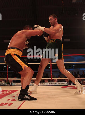 Tyson Fury (à droite) en action contre Vinnie Maddalone à la Hand Arena, Clevedon, Somerset Nord. Banque D'Images