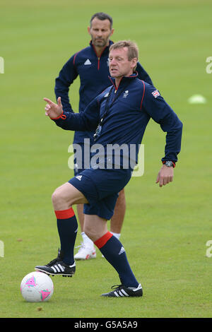 Stuart Pearce, entraîneur de football de la Grande-Bretagne, et Ryan Giggs, capitaine, lors d'une séance d'entraînement au Champneys Hotel and Spa, Leicestershire. Banque D'Images