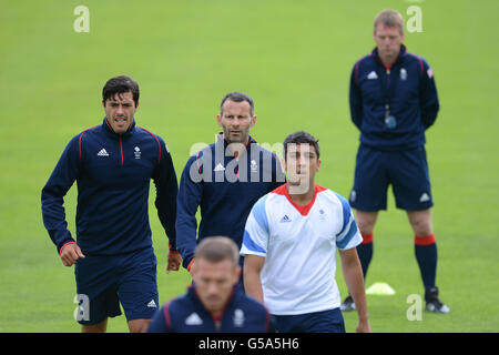 L'entraîneur de la Grande-Bretagne Stuart Pearce (à droite) surveille le contingent gallois de James Tomkins (à gauche), Ryan Giggs, Neil Taylor et Craig Bellamy (en bas) lors d'une séance de formation au Champneys Hotel and Spa, Leicestershire. Banque D'Images