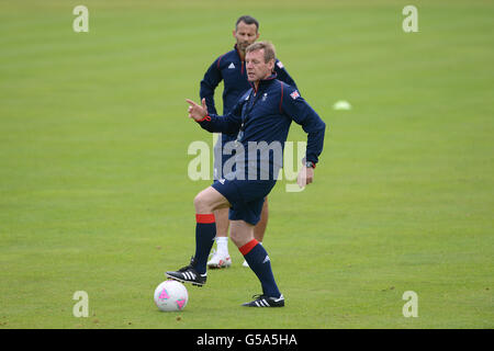 Stuart Pearce, entraîneur de football de la Grande-Bretagne, et Ryan Giggs, capitaine, lors d'une séance d'entraînement au Champneys Hotel and Spa, Leicestershire. Banque D'Images