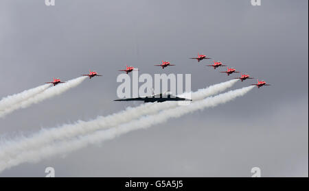 Spectacle aérien international de Farnborough.Les flèches rouges et un Vulcan exécutent un flipast au Farnborough International Airshow dans le Hampshire. Banque D'Images