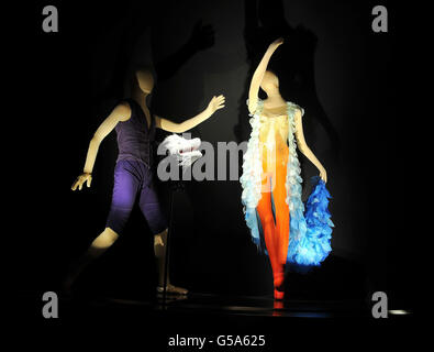 Quelques costumes de ballet contemporains conçus par trois artistes britanniques, qui ont répondu à l'oeuvre de l'artiste Titien, les peintures de Diana et Callisto, Diana et Actaeon, et la mort d'Actaeon, Qui sera exposé à une exposition intitulée 'Metamorphose' à la National Gallery à partir du mercredi 11 juillet, à Trafalgar Square, dans le centre de Londres. Banque D'Images
