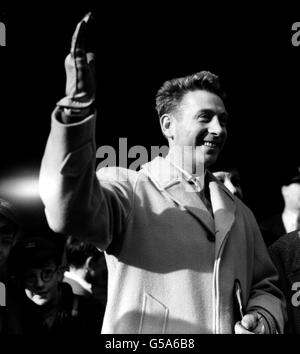 CHARLES TRENET 1950: Charles Trenet (d. 2001), le chanteur et compositeur français, connu sur le continent sous le nom de "The Singing Fool", salue son arrivée de Paris à la gare Victoria, Londres, pour faire ses débuts en anglais.Il apparaîtra au Saville Theatre de Londres. Banque D'Images