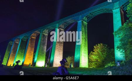 Une vue générale de l'aqueduc de Pontcysyllte au bassin de Trevor, dans le nord du pays de Galles, après avoir été illuminé dans un éventail de couleurs pour célébrer le lancement du Canal & River Trust, anciennement connu sous le nom de British Waterways. Banque D'Images