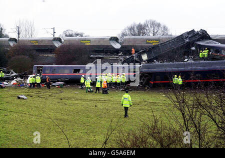 La scène près de Selby, dans le nord du Yorkshire, où un certain nombre de personnes sont mortes lorsqu'un train à grande vitesse de la ligne principale s'est écrasé dans un service de fret. La collision sur la ligne principale de la côte est s'est produite après le dérapage du train de marchandises lorsqu'une voiture a glissé d'un pont autoroutier dans la neige. Banque D'Images