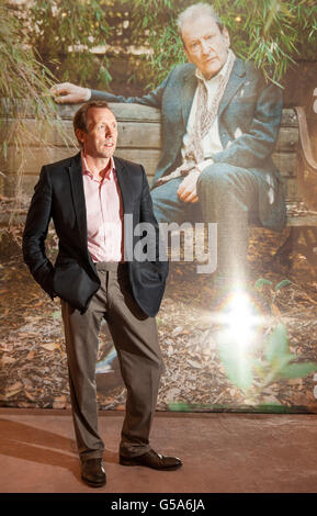 Le photographe David Dawson pose avec un imprimé de son portrait de Lucian Freud, qui fait partie de « une vie d'artiste : photographies de Lucian Freud par Cecil Beaton et David Dawson », exposé à Sotheby's, à Londres, du 10 juillet au 11 août 2012. Banque D'Images