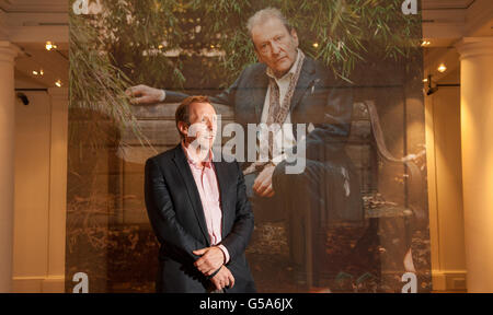 Le photographe David Dawson pose avec un imprimé de son portrait de Lucian Freud, qui fait partie de « une vie d'artiste : photographies de Lucian Freud par Cecil Beaton et David Dawson », exposé à Sotheby's, à Londres, du 10 juillet au 11 août 2012. Banque D'Images