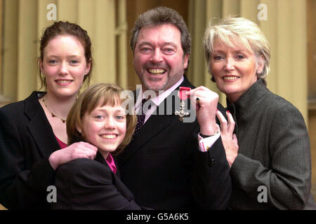 Jeremy Beadle, personnalité télévisuelle, avec sa femme Sue et ses filles Cassie, 15 ans, à gauche, et Bonnie, 13 ans, au Palais de Buckingham,Où il a reçu un OBE de la Reine.*...le joker pratique TV les téléspectateurs aimaient à la haine a reçu son honneur - non pour ses émissions de télévision mais pour des services à la charité, en particulier la Fondation pour les enfants avec Leukemia.Au cours de la dernière décennie, il a contribué à recueillir environ 10 millions de personnes pour de bonnes causes.Du début des années 1980 au milieu des années 1990, Beadle était un phénomène télévisuel avec Game for A Laugh, Beadle est à propos, et vous avez été encadré. Banque D'Images