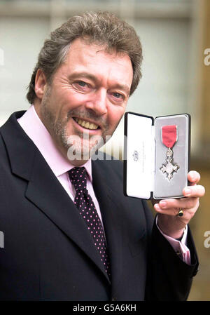 Jeremy Beadle, personnalité de la télévision, au Palais de Buckingham, où il a reçu un OBE de la Reine. Le joker pratique de la télévision les téléspectateurs aimaient à la haine a reçu son honneur pour les services à la charité, en particulier la Fondation pour les enfants avec Leukemia. *... Au cours de la dernière décennie, il a contribué à recueillir environ 10 millions de personnes pour de bonnes causes. Du début des années 1980 au milieu des années 1990, Beadle était un phénomène télévisuel avec Game for A Laugh, Beadle est à propos, et vous avez été encadré. Banque D'Images