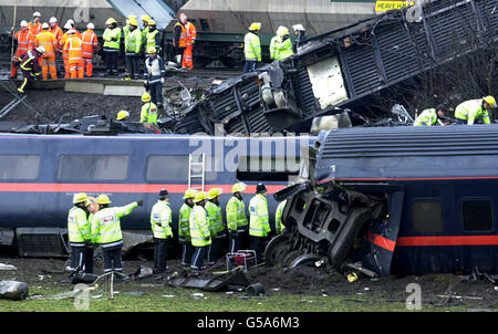 La scène près de Selby, dans le nord du Yorkshire, où treize personnes sont mortes et 70 ont été blessées lorsqu'un train de voyageurs à grande vitesse a heurté une voiture en fuite, puis a heurté un train de marchandises. Les pompiers ont lutté pendant des heures pour libérer les victimes piégées dans l'épave * ... certains d'entre eux ont été entendus tapoter des signaux aux sauveteurs et plaider pour obtenir de l'aide. La scène de la dévastation était sur la ligne principale de la côte est près de Selby dans le nord du Yorkshire. 13/12/01 Gary Hart, 37 ans, a été reconnu coupable devant le tribunal de la Couronne de Leeds de dix accusations de conduite dangereuse après que son Land Rover et sa remorque aient plongé au large de la M62 Banque D'Images