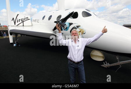 Sir Richard Branson pose pour les médias sur son vaisseau spatial Virgin Galactic au salon de l'aviation international de Farnborough 2012 dans le Hampshire. Banque D'Images