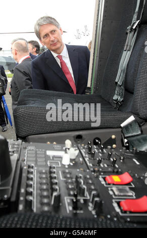 Philip Hammond, secrétaire à la Défense, lors de la remise officielle d'Augusta Westland au MOD du nouvel hélicoptère Wildcat lors d'une visite au salon international de l'aviation 2012 de Farnborough, dans le Hampshire. Banque D'Images