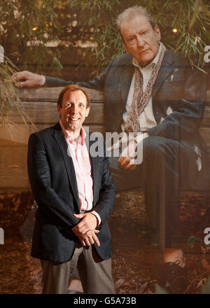 Le photographe David Dawson pose avec un imprimé de son portrait de Lucian Freud, qui fait partie de « une vie d'artiste : photographies de Lucian Freud par Cecil Beaton et David Dawson », exposé à Sotheby's, à Londres, du 10 juillet au 11 août 2012. Banque D'Images