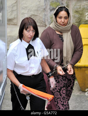 Photo publiée précédemment par l'onu le 19/06/12 de Farzana Ahmed, 49, de Liverpool Road, Warrington, quittant la Cour de justice de Chester. Banque D'Images