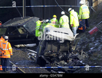 La police examine l'épave du Land Rover et la voiture qu'il tractait sur la scène de l'horrible accident qui a tué 13 personnes à Selby North Yworks. Les secouristes récupèrent plus de corps de l'épave emmêlée et utilisent des engins de levage lourds pour retirer les chariots tordus. Banque D'Images