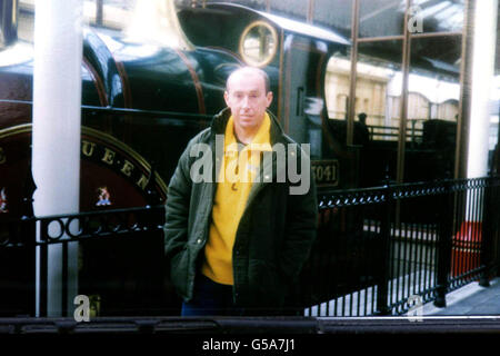 Gary Hart, le conducteur de terrain impliqué dans l'accident de train de Selby.Alors que Hart appelait frénétiquement la police sur son téléphone mobile, le train BNER de Newcastle-to-London, à 4:45, s'est labouré dans son véhicule avant de s'écraser presque directement dans un train de marchandises.* chargé de 1,000 tonnes de charbon, à une vitesse combinée de plus de 150mph. Banque D'Images