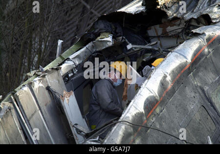 Accidents et urgences au milieu de l'épave d'une des voitures du train de voyageurs impliqué dans l'accident de la route et du rail à Great Heck, près de Selby dans le North Yorkshire, qui a tué 13 personnes. Banque D'Images