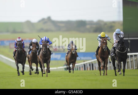 Jack's Revenge (à l'extrême droite, blanc et bleu clair), criblé par Ryan Moore et formé par George Baker, remporte le Newmarket Historic Home of Racing handicap Stakes lors de la journée d'Abu Dhabi du Piper Heidsieck July Festival à Newmarket Racecourse, Newmarket. Banque D'Images