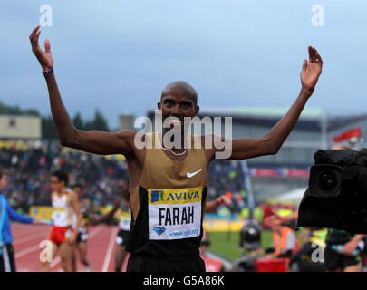 Mo Farah, en Grande-Bretagne, célèbre la victoire du 5 000 m masculin lors de la première journée du Grand Prix Aviva de Londres 2012 au Crystal Palace National Sports Center, Londres. Banque D'Images