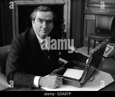 Denis Healey & budget fort 1975 Banque D'Images