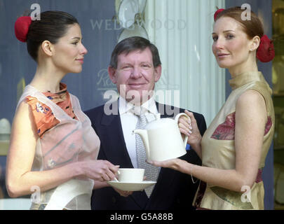 Richard Barnes, Directeur financier du Groupe de Waterford Wedgewood PLC, avec les modèles Christina Estrada (à gauche) et Angela Dunn au comptoir Regent Street de la société dans le centre de Londres, avant l'annonce des résultats préliminaires. Banque D'Images