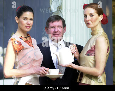 Richard Barnes, Directeur financier du Groupe de Waterford Wedgewood PLC, avec les modèles Christina Estrada (à gauche) et Angela Dunn au comptoir Regent Street de la société dans le centre de Londres, avant l'annonce des résultats préliminaires. Banque D'Images