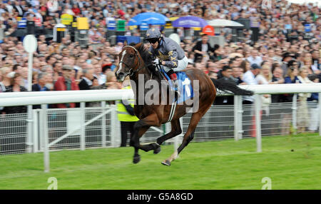 Courses hippiques - John Smith's Cup Day - York Racecourse.Le mont Athos, monté par Kieren Fallon, remporte les enjeux de la coupe d'argent de John Smith lors de la coupe de John Smith au York Racecourse. Banque D'Images