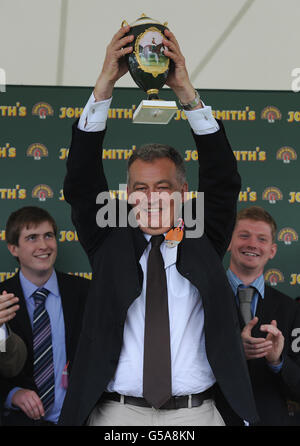 Courses hippiques - John Smith's Cup Day - York Racecourse.Paul Hancock, propriétaire du King's Warrior célèbre après avoir remporté la coupe John Smith lors de la coupe John Smith's Day à l'hippodrome de York. Banque D'Images