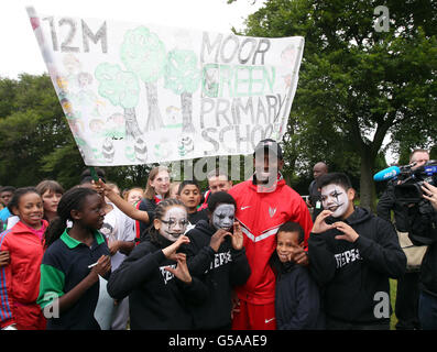 Olympiades - Londres 2012 - USA Track and Field Press Conference - Alexandra Stadium.MICHAEL Tinsley, UN hurdler AMÉRICAIN de 400 mètres, signe des autographes pour les enfants des écoles locales avant de s'entraîner au stade Alexandra, à Birmingham. Banque D'Images