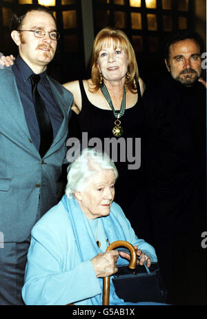 Carlo Nero (à gauche, fils de Vanessa et Franco) avec Vanessa Redgrave (au centre), l'acteur Franco Nero (à droite) et la mère de Vanessa (assise), Lady Redgrave, lors de la cérémonie où Vanessa a reçu l'insigne officiel de l'Orde des Arts et des lettres. * ...par français Amabassador Daniel Bernard au nom du gouvernement français à l'Institut Français, à Londres. Banque D'Images