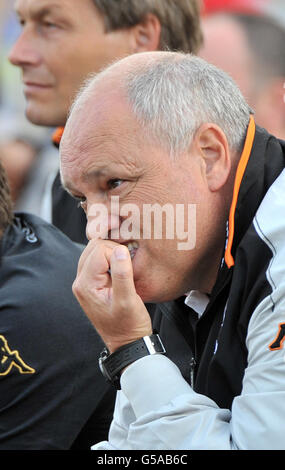 Martin Jol, le Manager de Fulham, réagit lors du match de football amical Lok Leipzig contre Fulham au stade Bruno Plache de Leipzig, en Allemagne. Banque D'Images