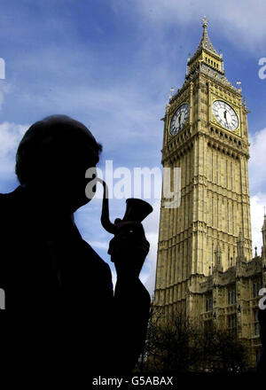 Endossant les droits des fumeurs Lord Mason de Barnsley, le Conventeur du Lords and Commons Pipe and Cigar Smokers' Club, apprécie son tuyau devant les chambres du Parlement à l'occasion de la Journée nationale de non-fumeurs. Banque D'Images