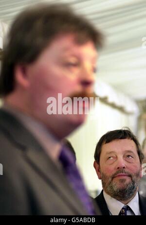 Simon Weston, survivant de la guerre des Malouines, parle lors d'un déjeuner écoutez le secrétaire à l'éducation David Blunkett (R), pour promouvoir sa charité, Weston Spirit, pour les jeunes gens diasdvantés, à la Chambre des communes de Londres.* Weston, un ancien guardsman gallois de 38 ans, a été inspiré pour se tourner vers le travail de charité après qu'il a été gravement brûlé dans la guerre des Malouines.Il a co-fondé Weston Spirit en 1988 et a aidé les 5,000 14-20 ans seulement cette année. Banque D'Images