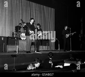 THE BEATLES 1963 : les Beatles répétitions pour la Royal Variety Performance 1963 au Prince of Wales Theatre de Londres.(De gauche à droite) Ringo Starr, Paul McCartney, George Harrison et John Lennon. Banque D'Images