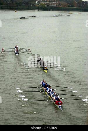 Les rameurs passent sous le pont Hammersmith lors de la course Head of River sur la Tamise à Londres. Banque D'Images