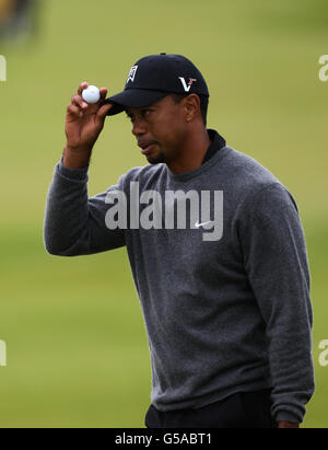 Golf - le championnat ouvert 2012 - deuxième jour - Club de golf Royal Lytham & St. Annes.Le Tiger Woods des États-Unis reconnaît la foule après sa mise sur la 7e Banque D'Images