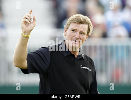 Ernie Els, en Afrique du Sud, reconnaît la foule le 18 au cours du deuxième jour du Championnat d'Open de 2012 au Royal Lytham & St. Annes Golf Club, Lytham & St Annes. Banque D'Images