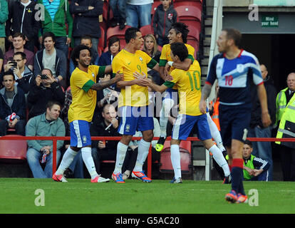 Neymar (haut, centre), célèbre le deuxième but de son côté lors d'un match d'échauffement olympique au stade Riverside, Middlesbrough. Banque D'Images