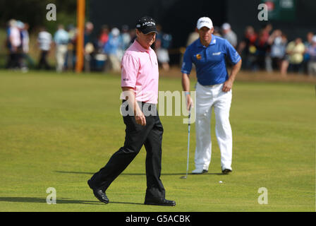 Lee Westwood (à droite) en Angleterre et Tom Watson (à gauche) aux États-Unis pendant le troisième jour du Championnat Open 2012 au Royal Lytham & St. Annes Golf Club, Lytham & St Annes. Banque D'Images