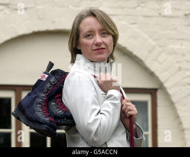 Ann Daniels, qui a conquis les Polonais du Nord et du Sud, chez elle à Whimple, Devon. Il a été annoncé le 18/03/01 qu'elle retournera au pôle Nord comme guide d'expédition, menant une partie de quatre aventuriers sur une randonnée de 60 milles marins. * ...à travers la glace changeante et armée contre la menace des ours polaires. Ann et quatre autres femmes ont été la première équipe entièrement féminine à conquérir les Polonais du Nord et du Sud. Les femmes ont terminé leur quête épique le 24 2000 janvier quand elles ont atteint le pôle Sud après avoir trekking de 695 miles en 60 jours tirant des traîneaux deux fois leur poids corporel. Banque D'Images