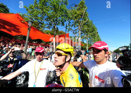 Bradley Wiggins of Sky Pro Racing en Grande-Bretagne (maillot jaune) après avoir franchi la ligne d'arrivée pour gagner le Tour de France 2012 à Paris, France. Banque D'Images